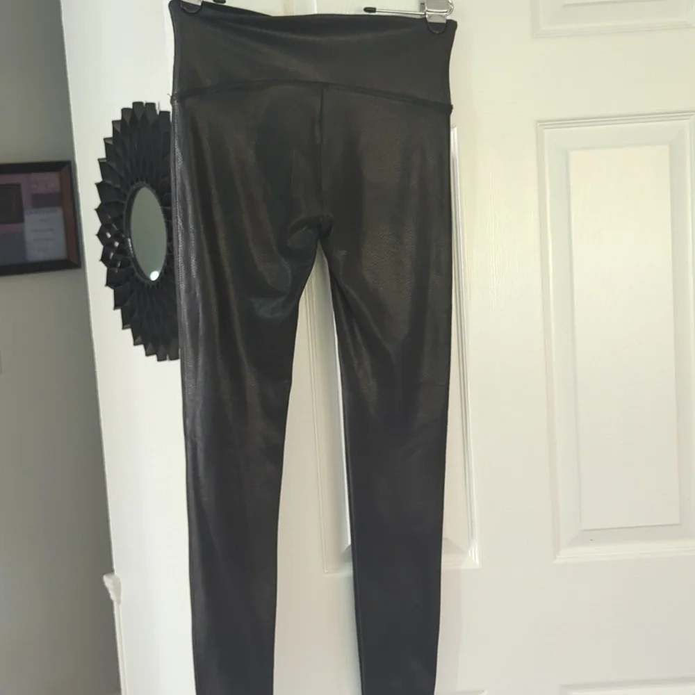 EUC Spanx Faux Leather Pebbled High Waisted Leggings 20186R Large